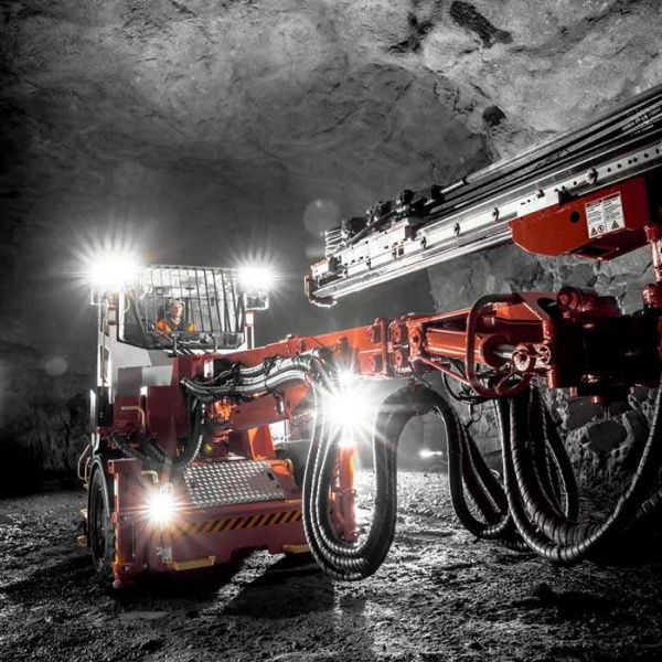 新山特维克 DT912D 为地下矿物挖掘提供智能效率