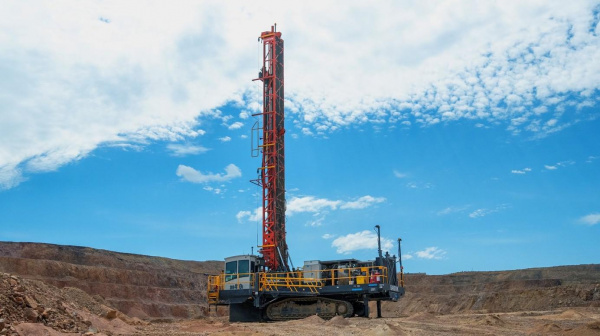 山特维克DR410i钻机进驻马里亚纳矿业"自动化先行"的一号铜矿